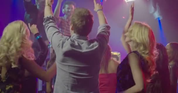 Amici Scattare Foto Con Telefono Cellulare Mentre Godendo Musica Discoteca — Video Stock