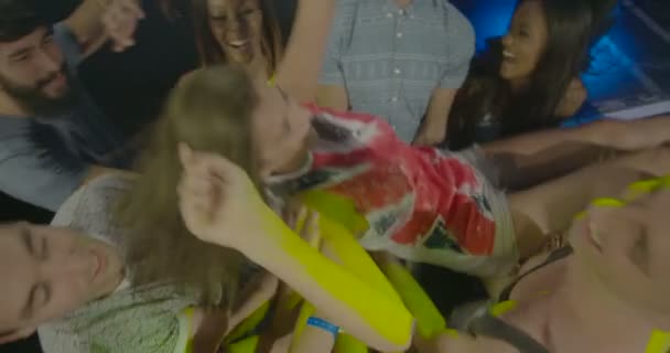 Mujer Joven Multitud Surfea Discoteca — Vídeo de stock