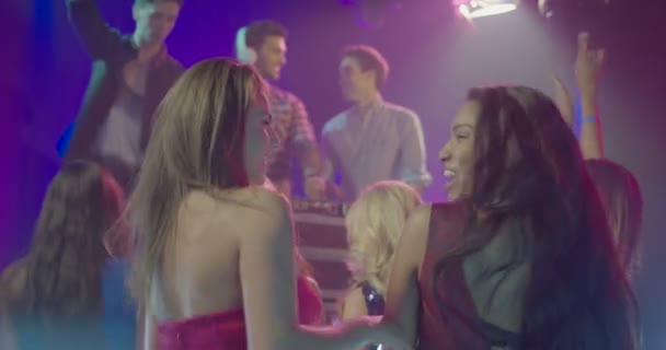 Meg Vesz Mobiltelefon Saját Fénykép Rövid Idő Élvez Zene Nightclub — Stock videók