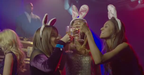 Amici Donne Che Ballano Divertono Con Champagne Discoteca — Video Stock