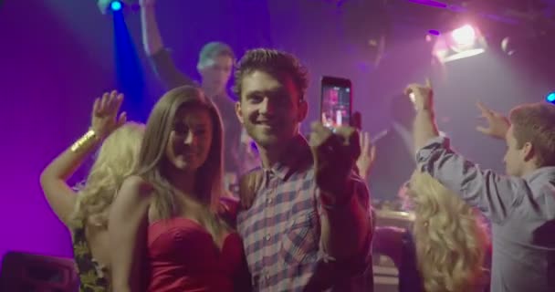 Amici Scattare Foto Con Telefono Cellulare Mentre Godendo Musica Discoteca — Video Stock