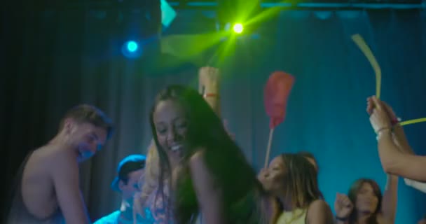 Donna Che Balla Con Gli Amici Diverte Discoteca — Video Stock