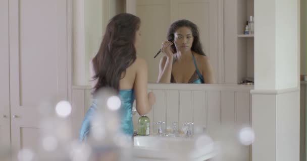 Mujer Aplicando Maquillaje — Vídeo de stock