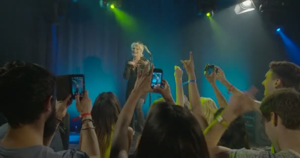 Audiência Tirando Foto Com Celular Enquanto Mulher Cantando Boate — Vídeo de Stock