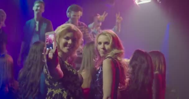 Жіночі Друзі Фотографують Себе Мобільним Телефоном Насолоджуючись Музикою Нічному Клубі — стокове відео