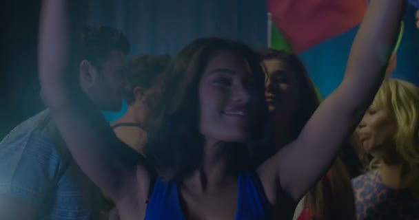 Frau Tanzt Mit Freunden Und Hat Spaß Nachtclub — Stockvideo