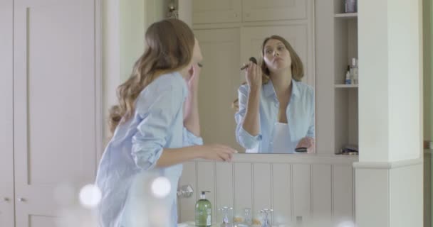 Frau schminkt sich — Stockvideo