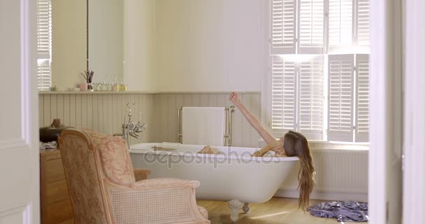 Mujer tomando baño — Vídeo de stock