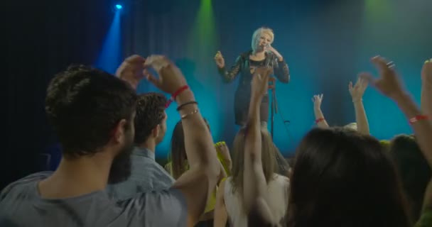 Genç kadının seyirci önünde şarkı — Stok video