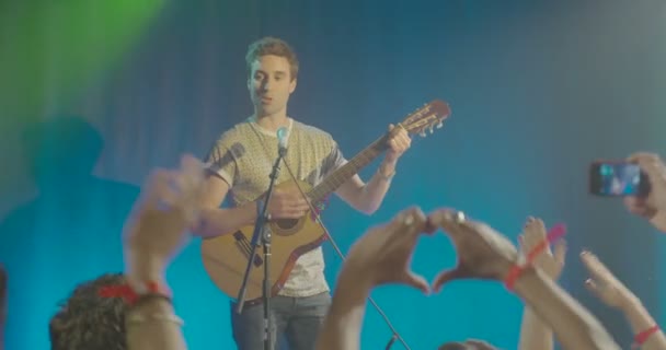 Чоловік Грає Гітарі Перед Аудиторією Нічному Клубі — стокове відео
