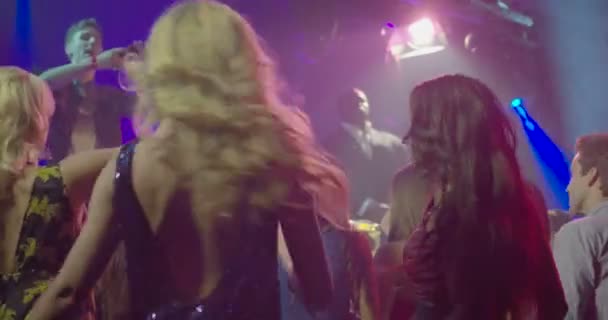 Amici Sesso Femminile Che Ballano Mentre Godono Musica Discoteca — Video Stock