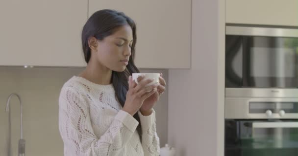 Mujer oliendo y bebiendo café — Vídeo de stock