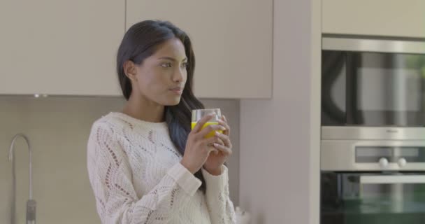 Mujer bebiendo jugo — Vídeo de stock