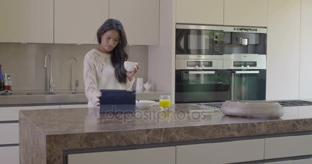 Vrouw drinken koffie en het gebruik van laptop — Stockvideo