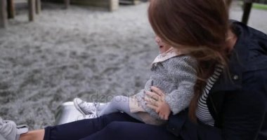 Anne ve kızı Bahçesi oynarken