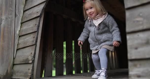 Bambina Nel Parco Giochi Giocare — Video Stock