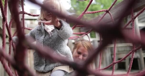 Anne Kızı Bahçesi Oynarken — Stok video