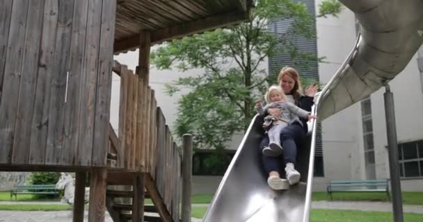 Μητέρα Και Κόρη Στην Παιδική Χαρά Παίζει — Αρχείο Βίντεο