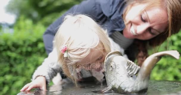 Детская Питьевая Вода Парке — стоковое видео