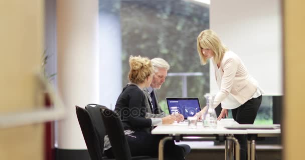 Chers collègues, discuter de la préformation de l'entreprise 