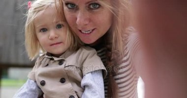 Anne ve kızı selfie alarak bahçesi içinde