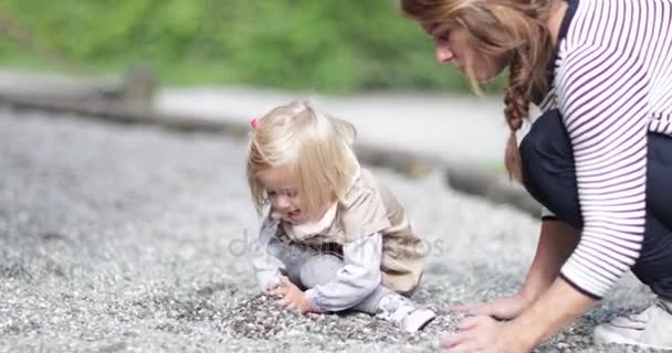 砂で遊ぶ遊び場で母と娘 — ストック動画