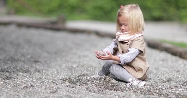 Bambino Nel Parco Giochi Giocando Con Sabbia — Video Stock