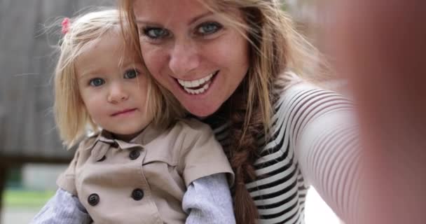 Mutter Und Tochter Machen Selfie Auf Spielplatz — Stockvideo