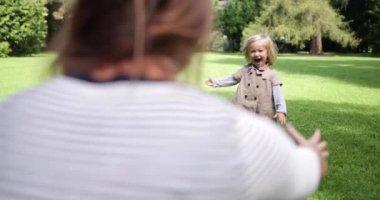 Park anne kollarına çalışan çocuk