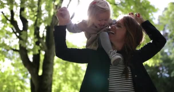 Çocuk Parkı Anne Omuzlarında — Stok video