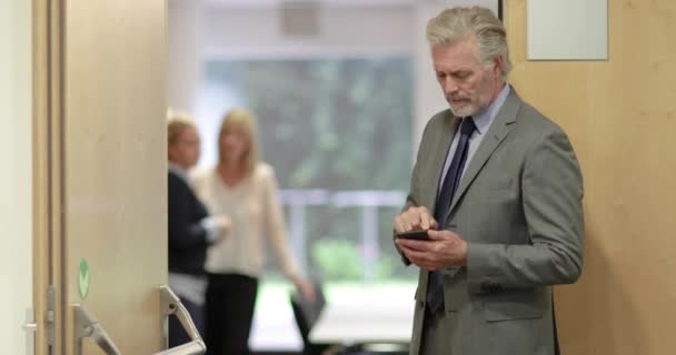 Homme d'affaires utilisant un smartphone au bureau 