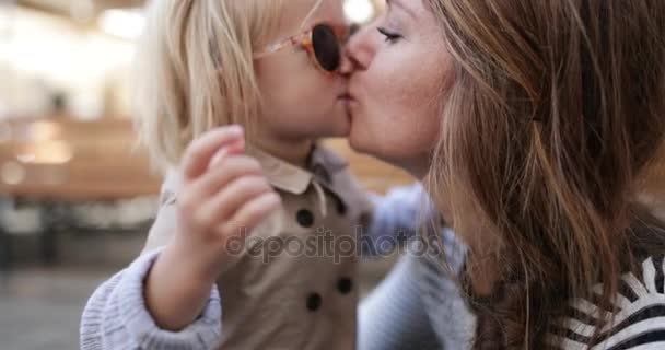 Kind Küsst Mutter Freien — Stockvideo