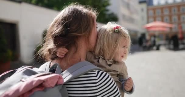千禧母亲与女儿并肩行走在城市 — 图库视频影像