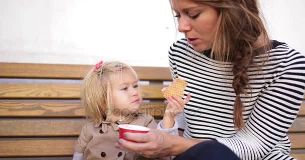 Çocuk Anneyle Bankta Dondurma Yeme — Stok video