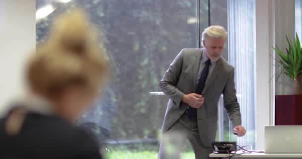 Homme d'affaires senior reliant ordinateur portable à la présentation à l'écran 