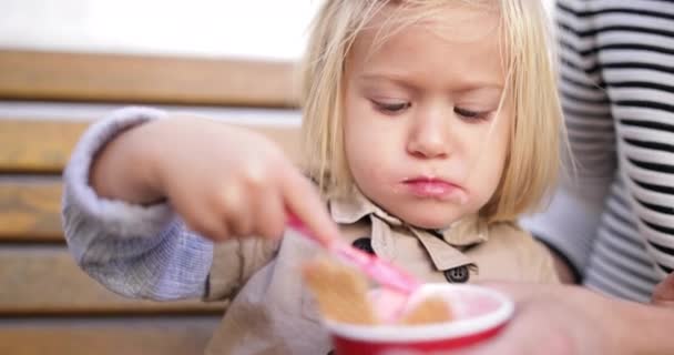 Kind Isst Eis Auf Bank Mit Mutter — Stockvideo