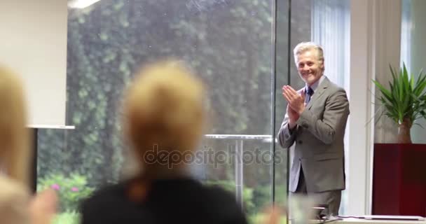 Directeur de l'entreprise applaudissant le personnel 