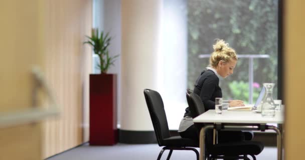会議室でのラップトップに取り組んでいる若い経営者 — ストック動画
