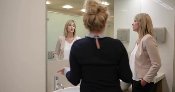 Mulheres Negócios Conversando Banheiro — Vídeo de Stock