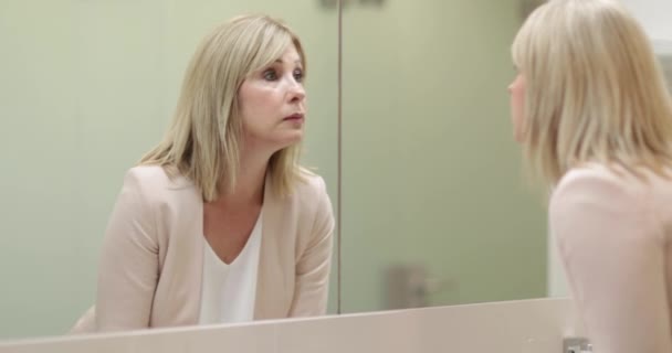 Mujer Negocios Mirando Espejo Preparándose Para Una Reunión Negocios — Vídeo de stock
