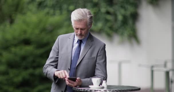 高级商务主管在室外咖啡馆使用智能手机 — 图库视频影像