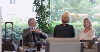 Şirket yöneticileri bir seyahat oturma salonu