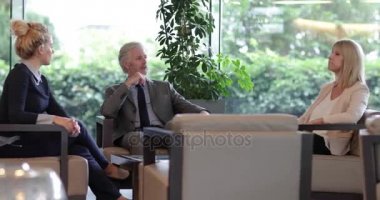 Gayri resmi bir ortamda kurumsal iş toplantısı