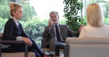 Gayri resmi bir ortamda kurumsal iş toplantısı