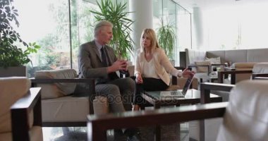 Arkadaşları bir toplantıda bir dizüstü bilgisayar paylaşımı