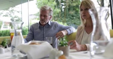 Bir iş öğle yemeği iş arkadaşları