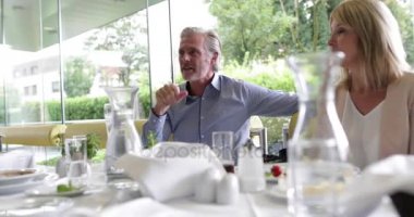 İşadamı çağrıyı yapan garsona tablo