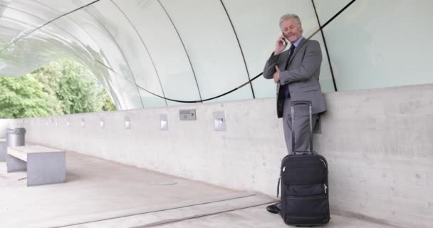 Geschäftsmann Wartet Flughafen Terminal — Stockvideo