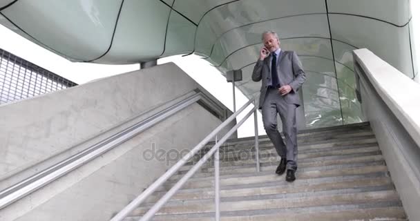 Homme Affaires Senior Descendant Les Escaliers Utilisant Smartphone Plein Air — Video