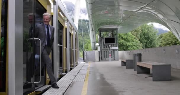 Affärsman Som Anländer Till Flygplatsen Pendeltåg — Stockvideo